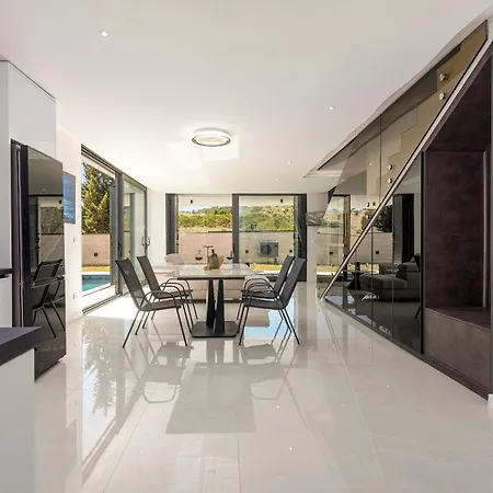 Weiss 1 Villa Vir